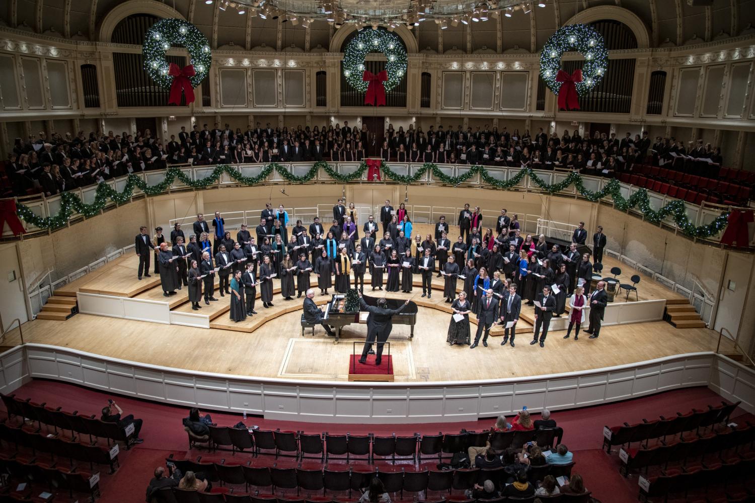 The <a href='http://e82pxx.lcxjj.net'>bv伟德ios下载</a> Choir performs in the Chicago Symphony Hall.